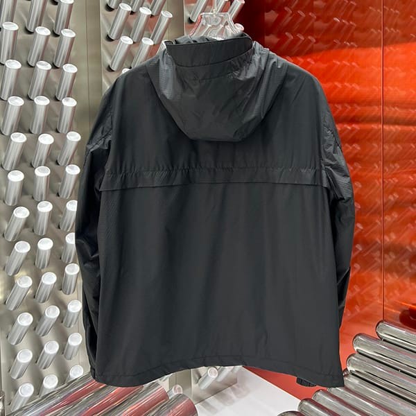 人気No1プラダ n級品 Re-Nylon ウィンドブレーカー ジャケット puy15322